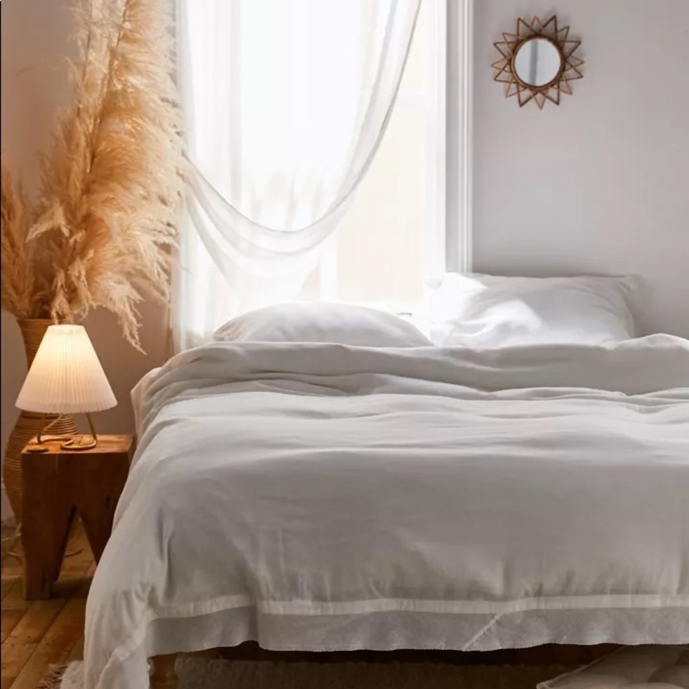 UO White Linen-Blend Solid Duvet